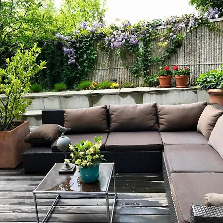 Eclectic Garden In A Quiet Residential Area Apartment *
